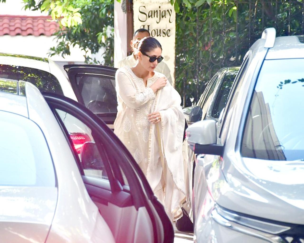Kareena Kapoor Khan was seen arriving at Sanjay Khan's house in Juhu with her sister Karisma Kapoor